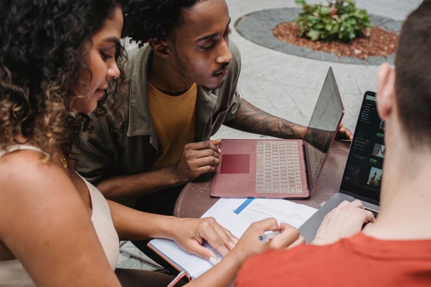 Samenwerken achter laptops