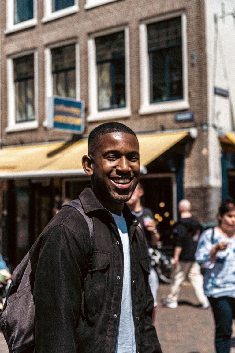 Jongere in de straat